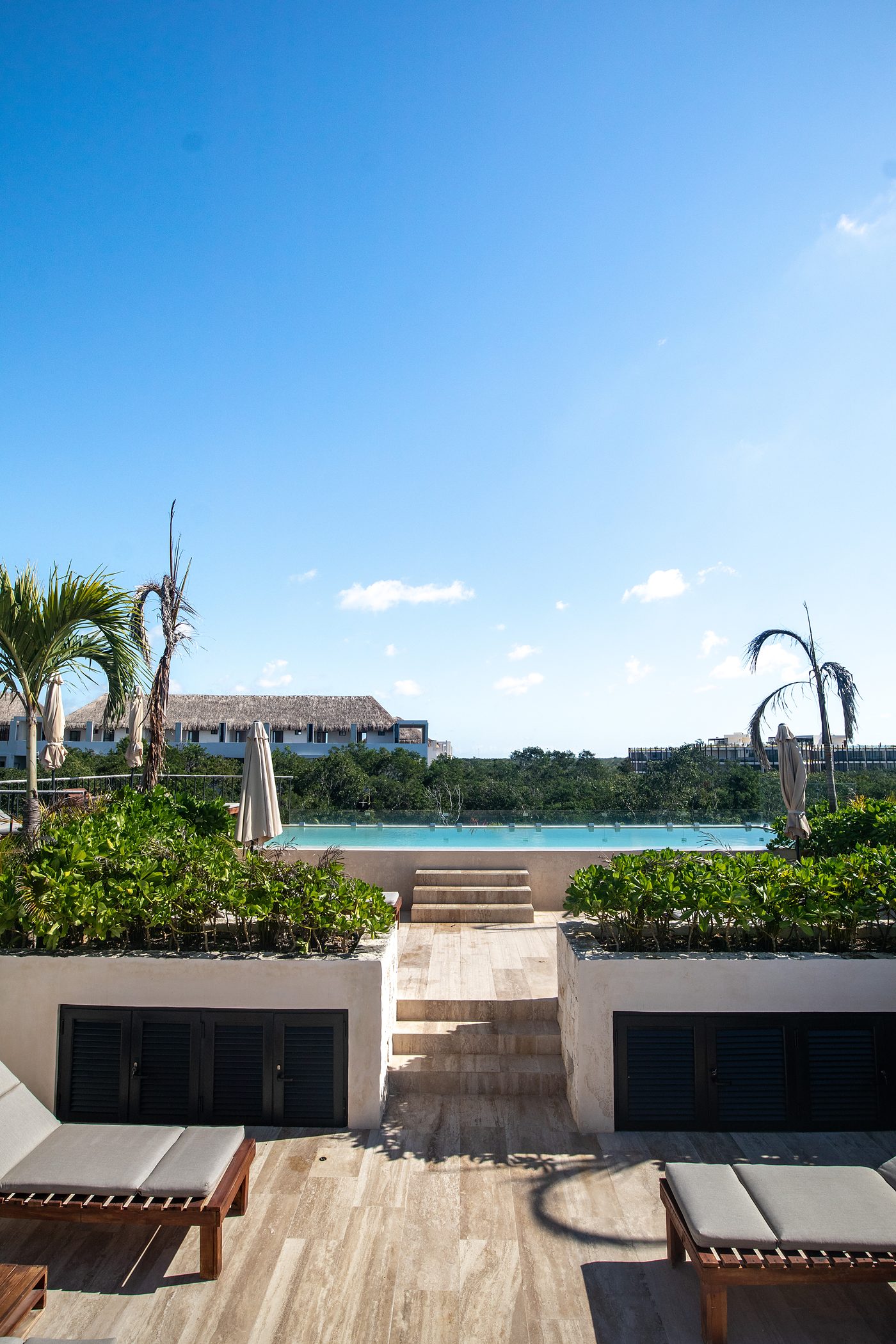 Alberca borde infinito — Focus Tulum
