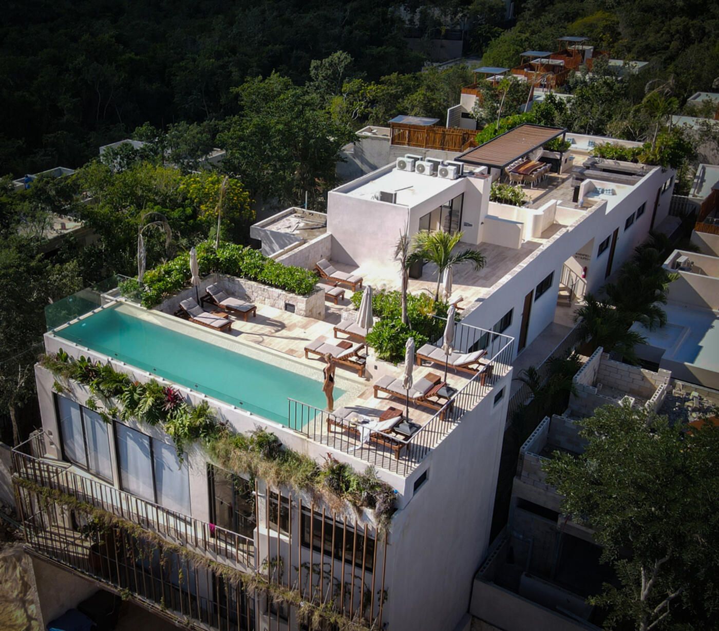 Rooftop infinity pool con vista 360 a la selva de Tulum